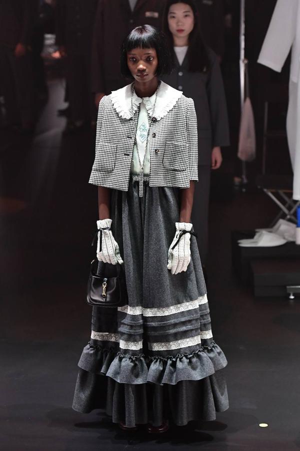 Gucci transforma su desfile en un show y en una oda al trabajo que hay detrás de una colección. En la pasarela de Milán se han visto vestidos de época, diseños estilo años 70, transparencias, colgantes de cruz y todo tipo de accesorios para el cabello como los pañuelos.