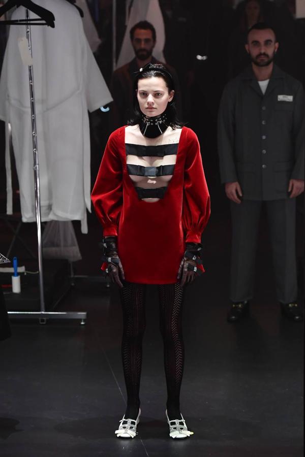 Gucci transforma su desfile en un show y en una oda al trabajo que hay detrás de una colección. En la pasarela de Milán se han visto vestidos de época, diseños estilo años 70, transparencias, colgantes de cruz y todo tipo de accesorios para el cabello como los pañuelos.