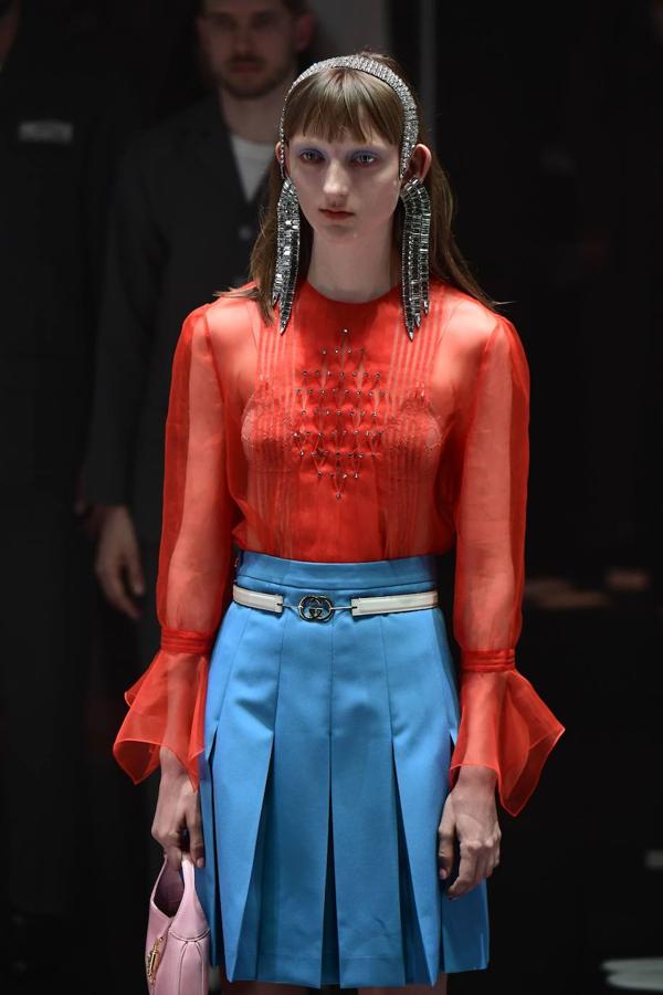 Gucci transforma su desfile en un show y en una oda al trabajo que hay detrás de una colección. En la pasarela de Milán se han visto vestidos de época, diseños estilo años 70, transparencias, colgantes de cruz y todo tipo de accesorios para el cabello como los pañuelos.