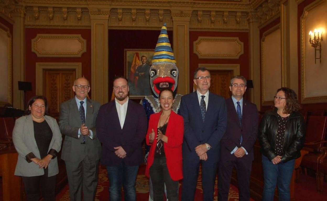 El alcalde de Murcia, José Ballesta, y la alcaldesa de Tenerife, Patricia Fernández, posan junto a la Sardina durante la recepción.