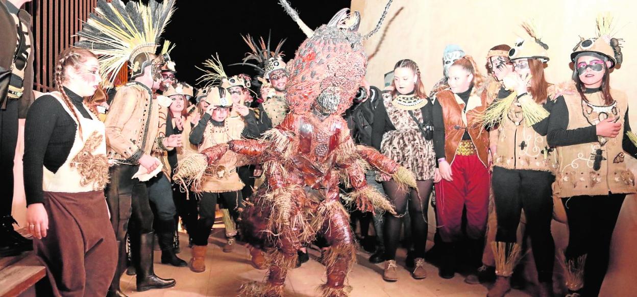 La Mussona, anoche, saliendo del castillo acompañada por su corte de hormigas obreras.