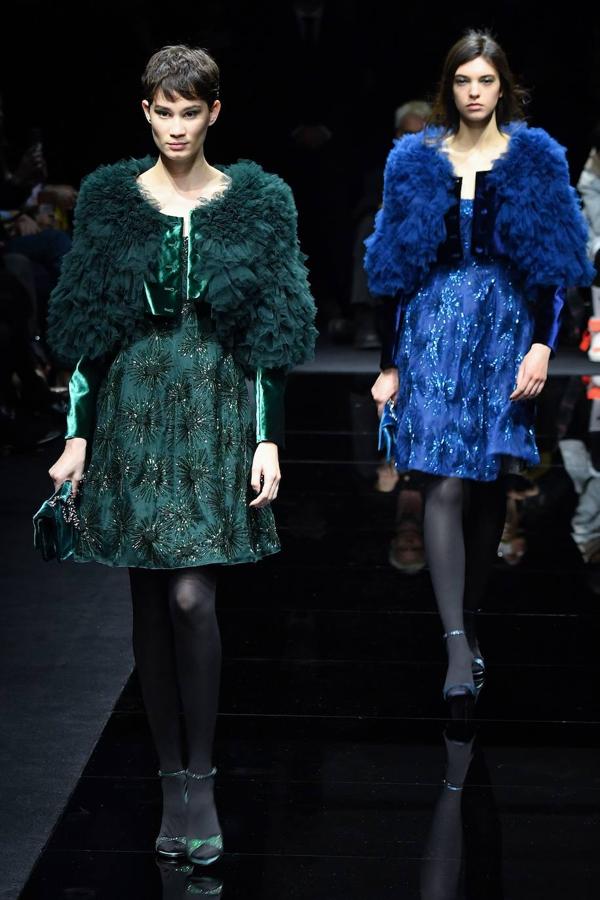 El verde, azul y negro protagonizan el desfile de Emporio Armani en la fashion week. Sobre terciopelo, en blusas, vestidos y tops los tres colores cogen forma en la pasarela.