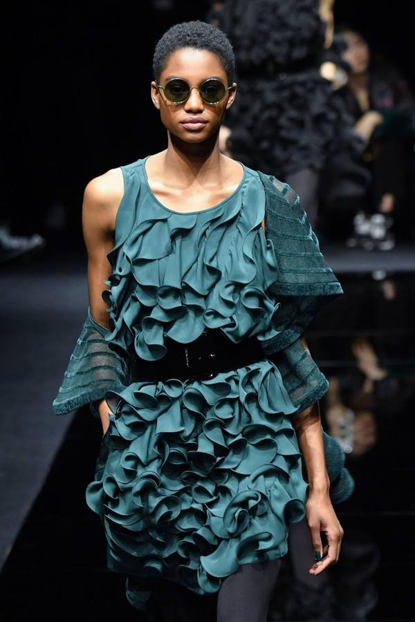 El verde, azul y negro protagonizan el desfile de Emporio Armani en la fashion week. Sobre terciopelo, en blusas, vestidos y tops los tres colores cogen forma en la pasarela.