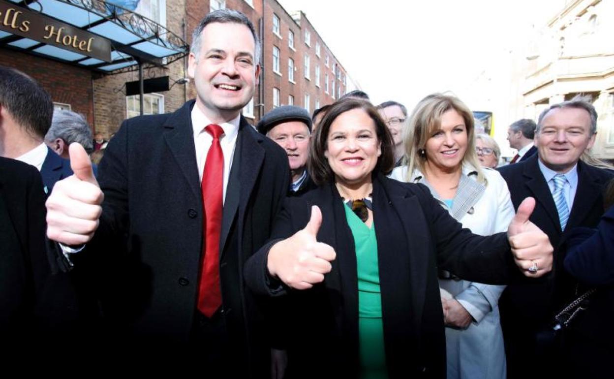 Sinn Fein Leader Mary Lou McDonald (dcha.) y su compañero de partido Pearce Doherty.