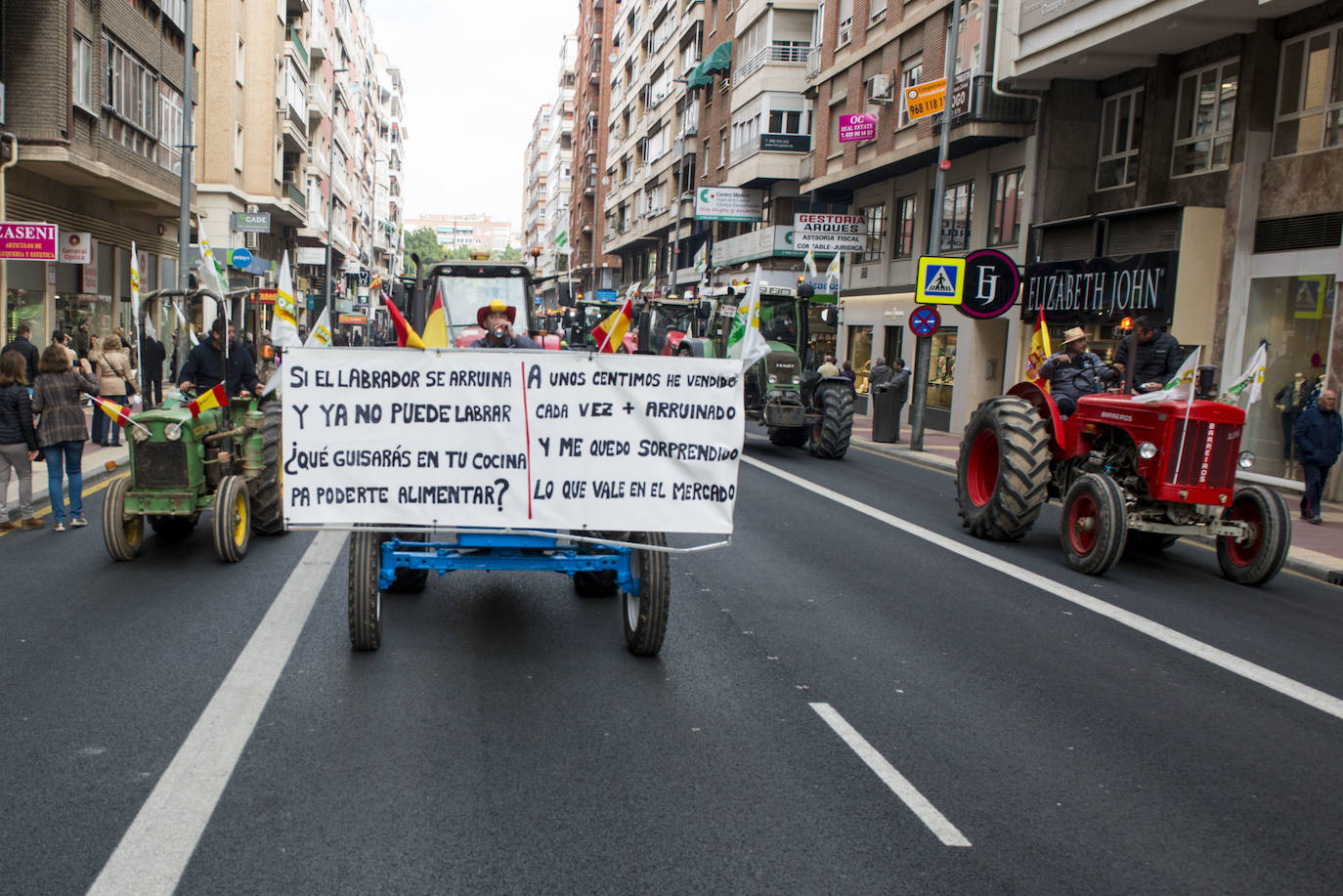 El sector agricola y ganadero ha llevado sus exigencias a la calle con pancartas de todo tipo pidiendo más ayudas a los políticos y una regulación que mejore sus condiciones