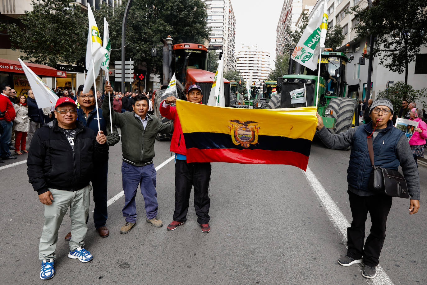 El sector agricola y ganadero ha llevado sus exigencias a la calle con pancartas de todo tipo pidiendo más ayudas a los políticos y una regulación que mejore sus condiciones