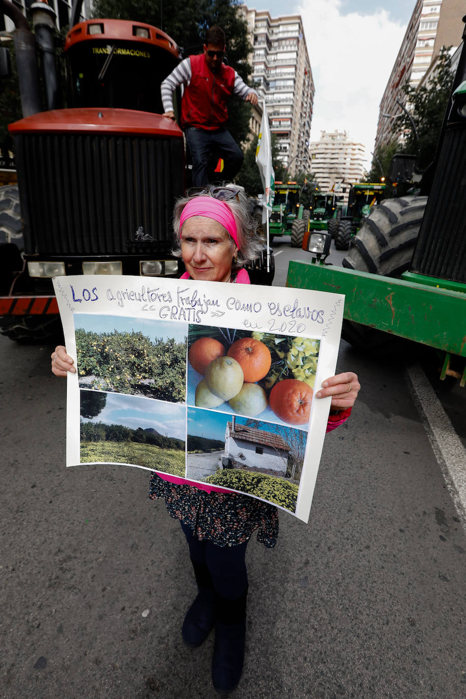 El sector agricola y ganadero ha llevado sus exigencias a la calle con pancartas de todo tipo pidiendo más ayudas a los políticos y una regulación que mejore sus condiciones
