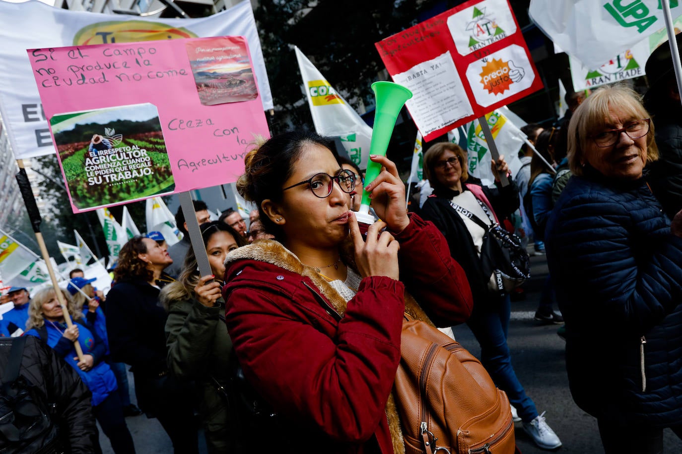 El sector agricola y ganadero ha llevado sus exigencias a la calle con pancartas de todo tipo pidiendo más ayudas a los políticos y una regulación que mejore sus condiciones