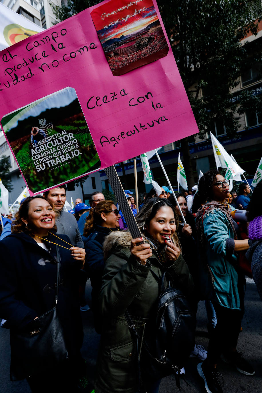 El sector agricola y ganadero ha llevado sus exigencias a la calle con pancartas de todo tipo pidiendo más ayudas a los políticos y una regulación que mejore sus condiciones