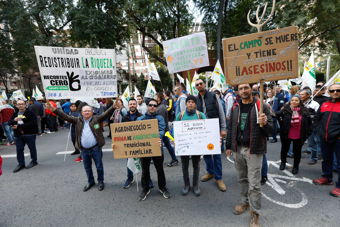 El sector agricola y ganadero ha llevado sus exigencias a la calle con pancartas de todo tipo pidiendo más ayudas a los políticos y una regulación que mejore sus condiciones