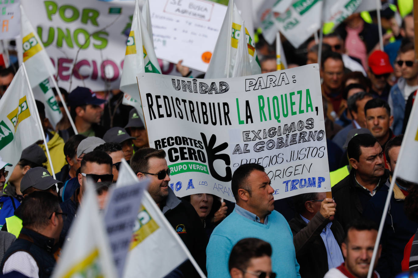 El sector agricola y ganadero ha llevado sus exigencias a la calle con pancartas de todo tipo pidiendo más ayudas a los políticos y una regulación que mejore sus condiciones