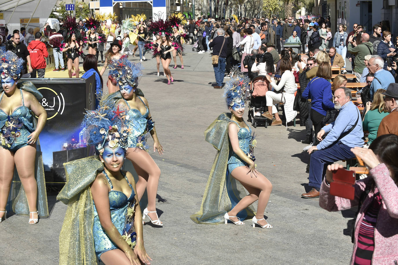 Por megafonía y entre canciones, invitaban a conocer sus fiestas, en especial el desfile de piñata del próximo domingo 1 de marzo.