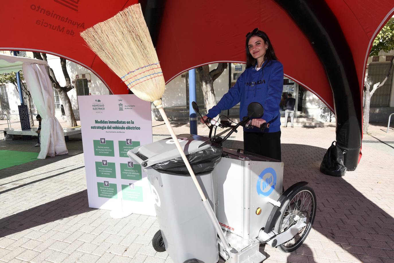 La jornada, que se celebra hoy en el Cuartel de Artillería desde las 11 a las 21 horas, dará a conocer los beneficios de los vehículos ECO para las personas y el medio ambiente.