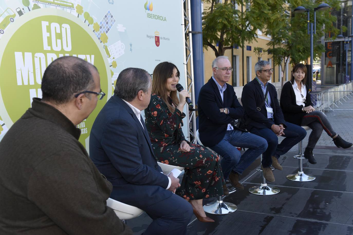 La jornada, que se celebra hoy en el Cuartel de Artillería desde las 11 a las 21 horas, dará a conocer los beneficios de los vehículos ECO para las personas y el medio ambiente.