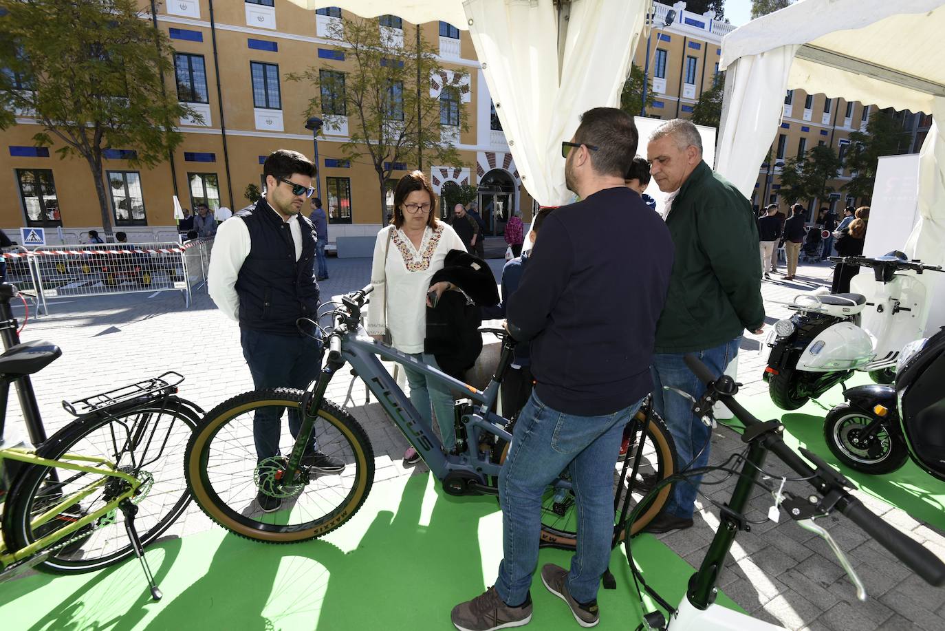 La jornada, que se celebra hoy en el Cuartel de Artillería desde las 11 a las 21 horas, dará a conocer los beneficios de los vehículos ECO para las personas y el medio ambiente.