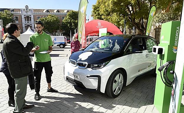 Galería. Un asistente se interesa por un vehículo eléctrico.