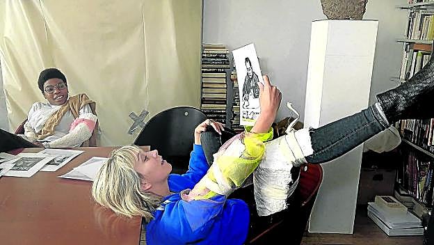 'Le Goubernement, Episodio 4', Liv Schulman. Debajo, 'Ul de vellut', Jordi Mitja