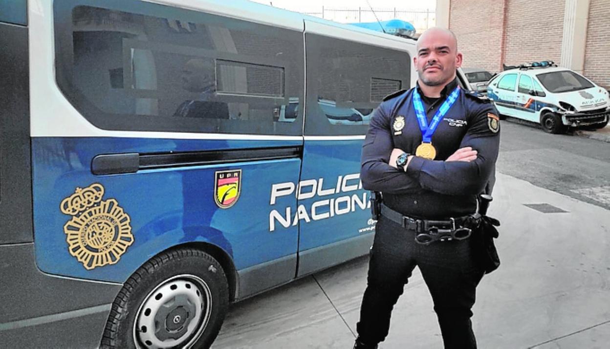 El agente Juan Heredia, con su medalla y de uniforme. 