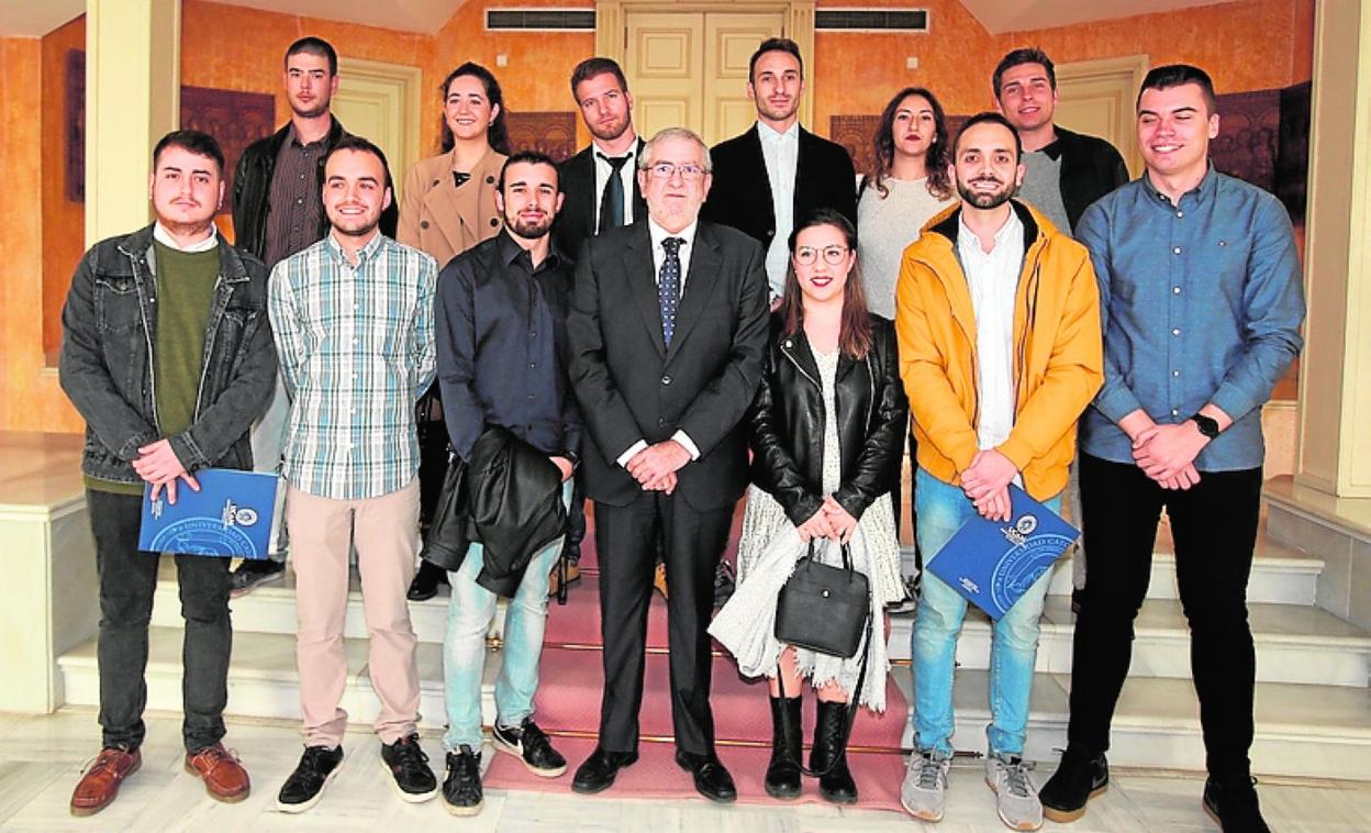 El Consejo de Estudiantes, con el presidente de la Asamblea Regional. 