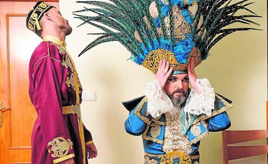 Don Carnal, Vicente López (d), vistiéndose para la batalla, este sábado.