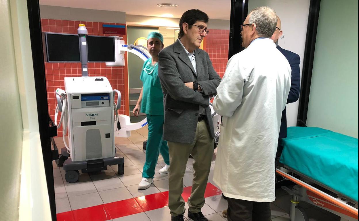 El consejero de Salud, Manuel Villegas (i), visitó el área de quirófanos del hospital del Rosell, donde se ha instalado un nuevo arco quirúrgico, que servirá para obtener imágenes radiológicas de alta resolución.