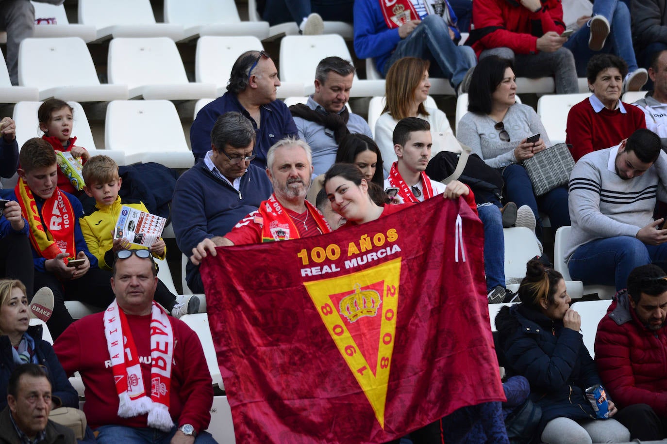 Fotos: Miles de aficionados aúpan el derbi murciano