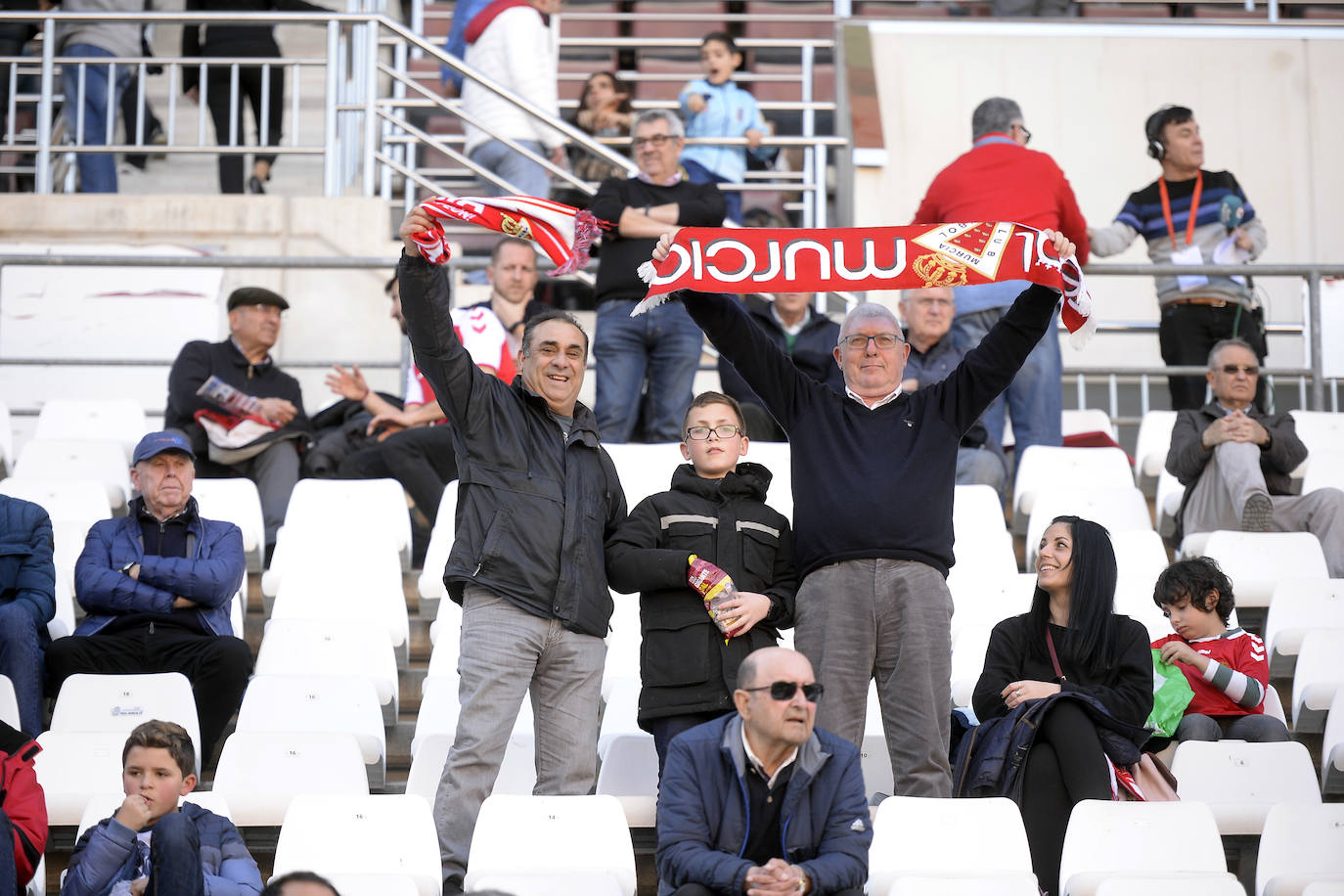 Fotos: Miles de aficionados aúpan el derbi murciano