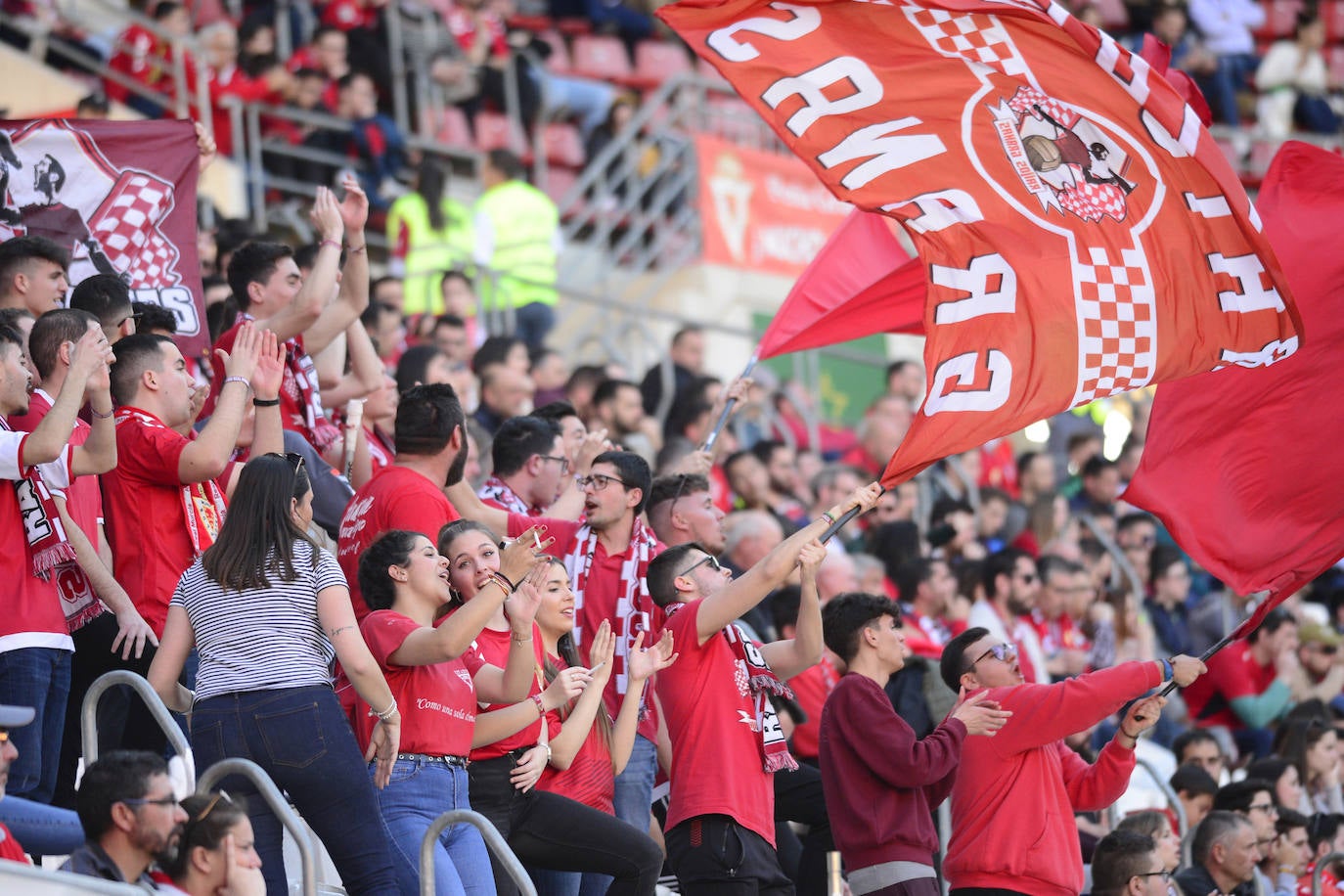 Fotos: Miles de aficionados aúpan el derbi murciano