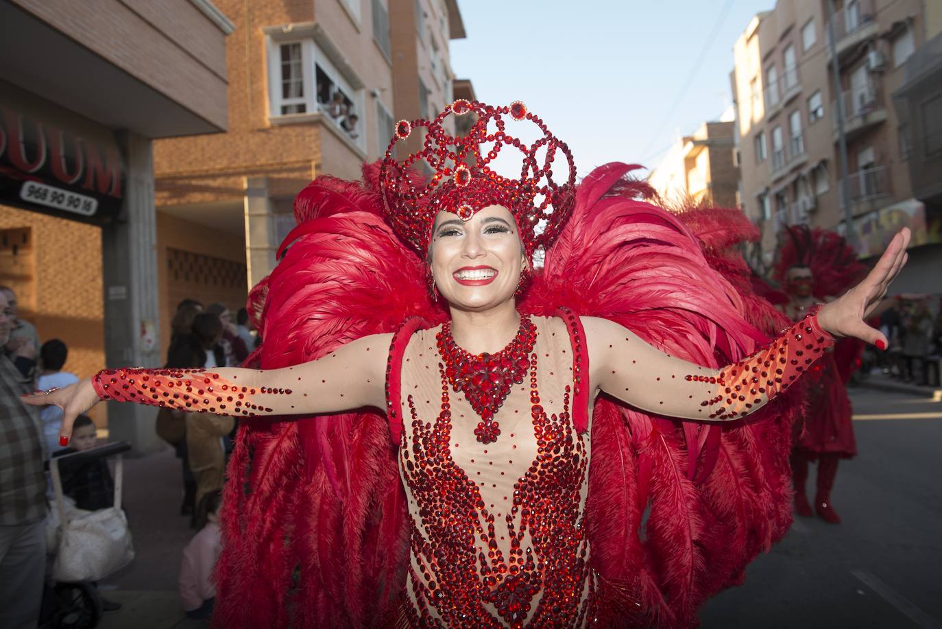 Fotos: La Chirigota abre el gran desfile de comparsas en Beniaján