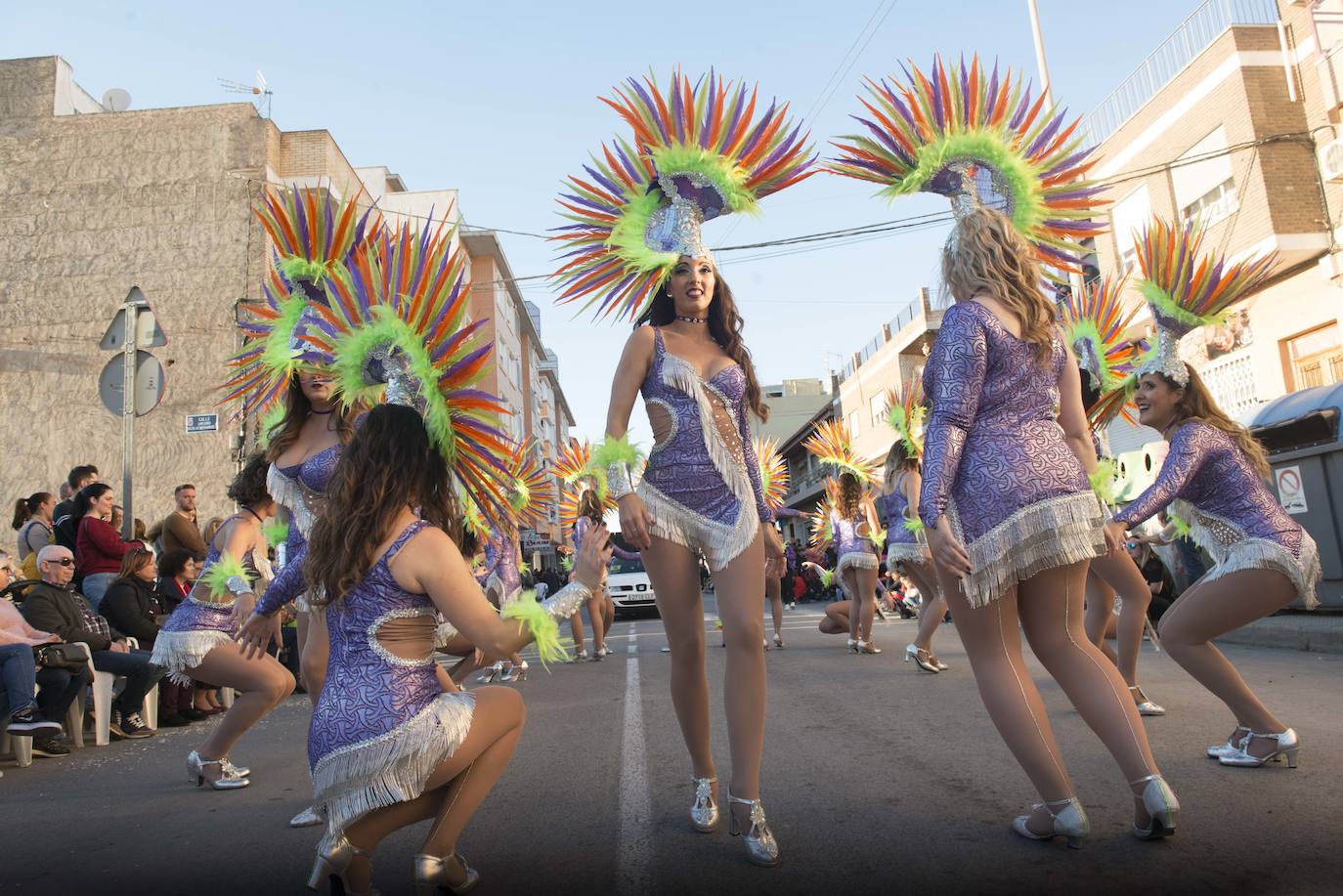 Fotos: La Chirigota abre el gran desfile de comparsas en Beniaján
