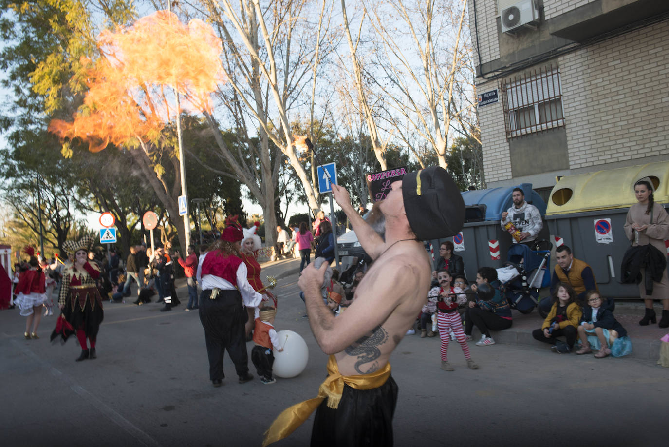 Fotos: La Chirigota abre el gran desfile de comparsas en Beniaján