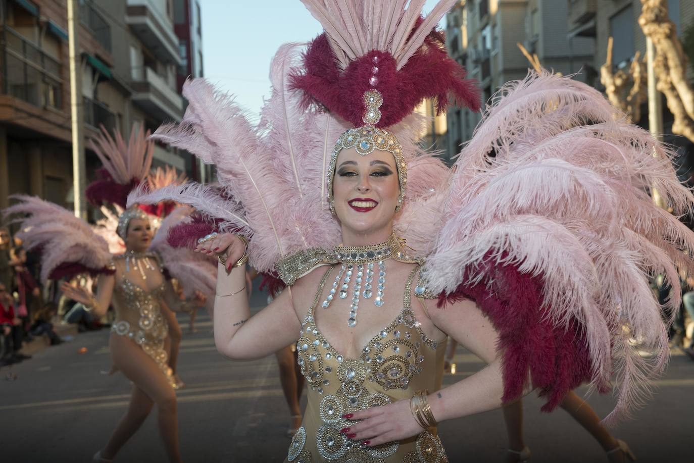 Fotos: La Chirigota abre el gran desfile de comparsas en Beniaján