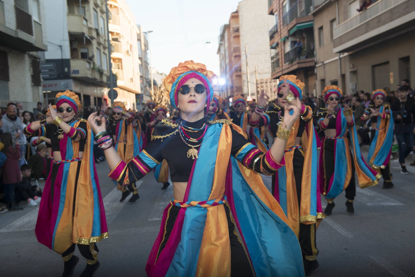 Fotos: La Chirigota abre el gran desfile de comparsas en Beniaján