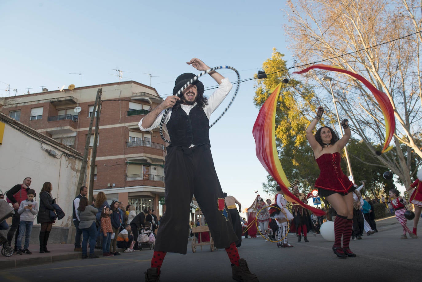 Fotos: La Chirigota abre el gran desfile de comparsas en Beniaján