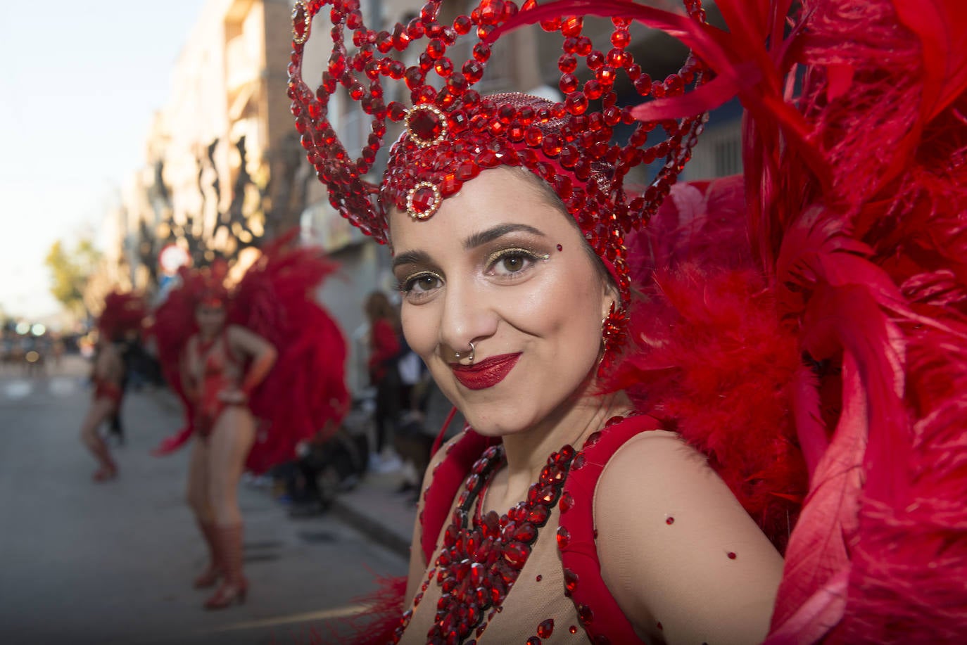 Fotos: La Chirigota abre el gran desfile de comparsas en Beniaján
