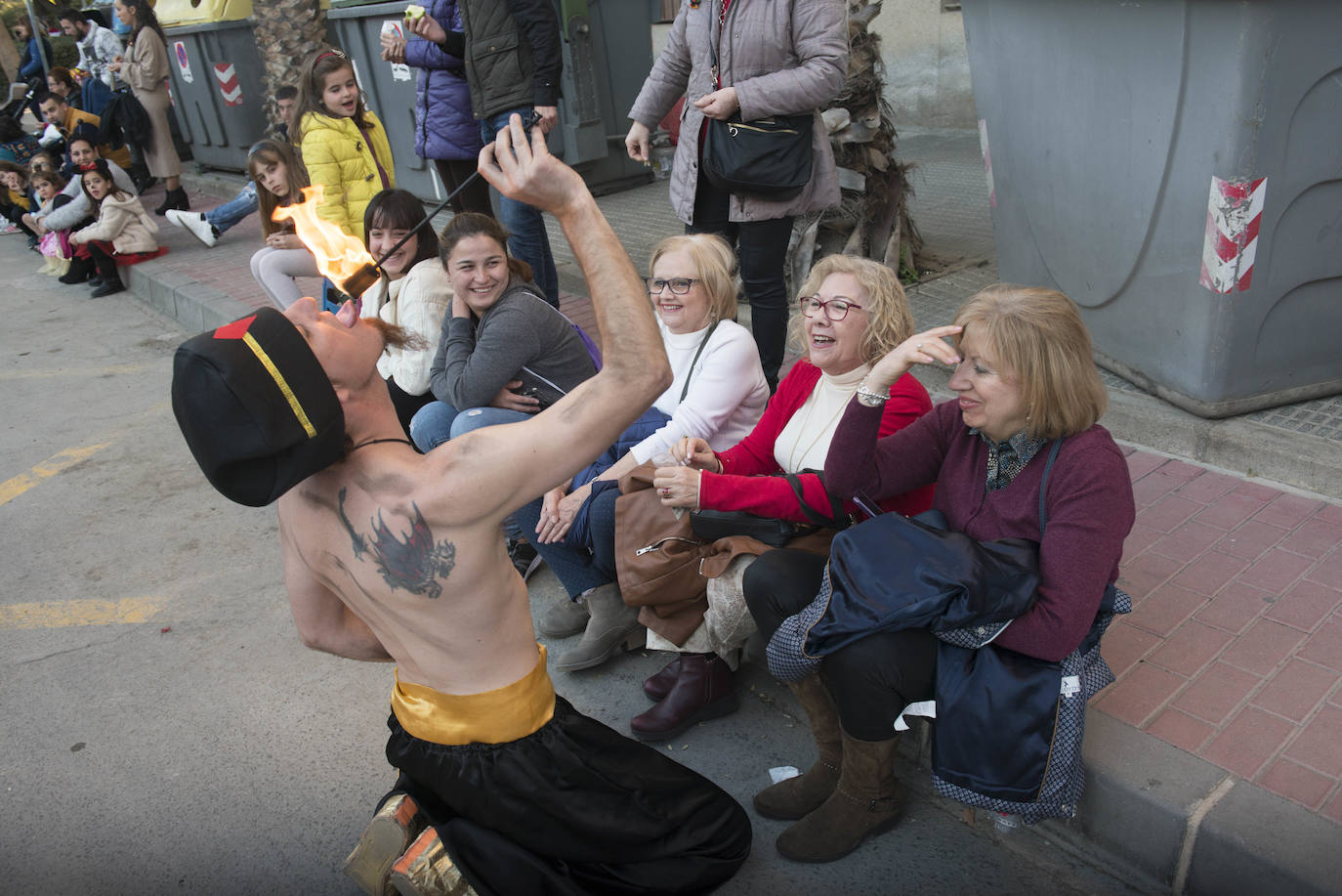 Fotos: La Chirigota abre el gran desfile de comparsas en Beniaján