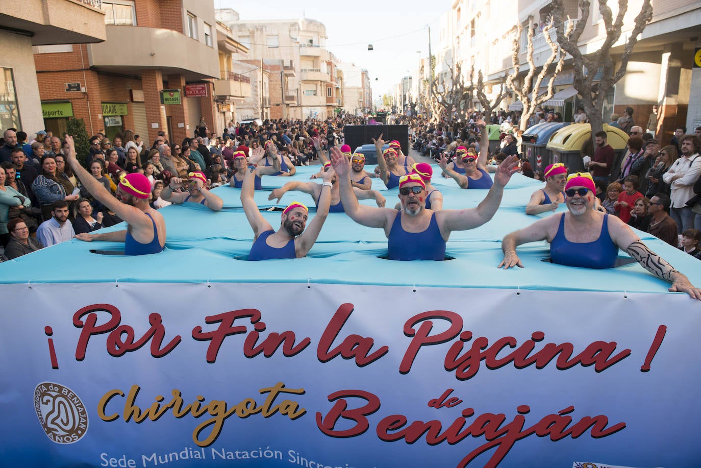 Fotos: La Chirigota abre el gran desfile de comparsas en Beniaján