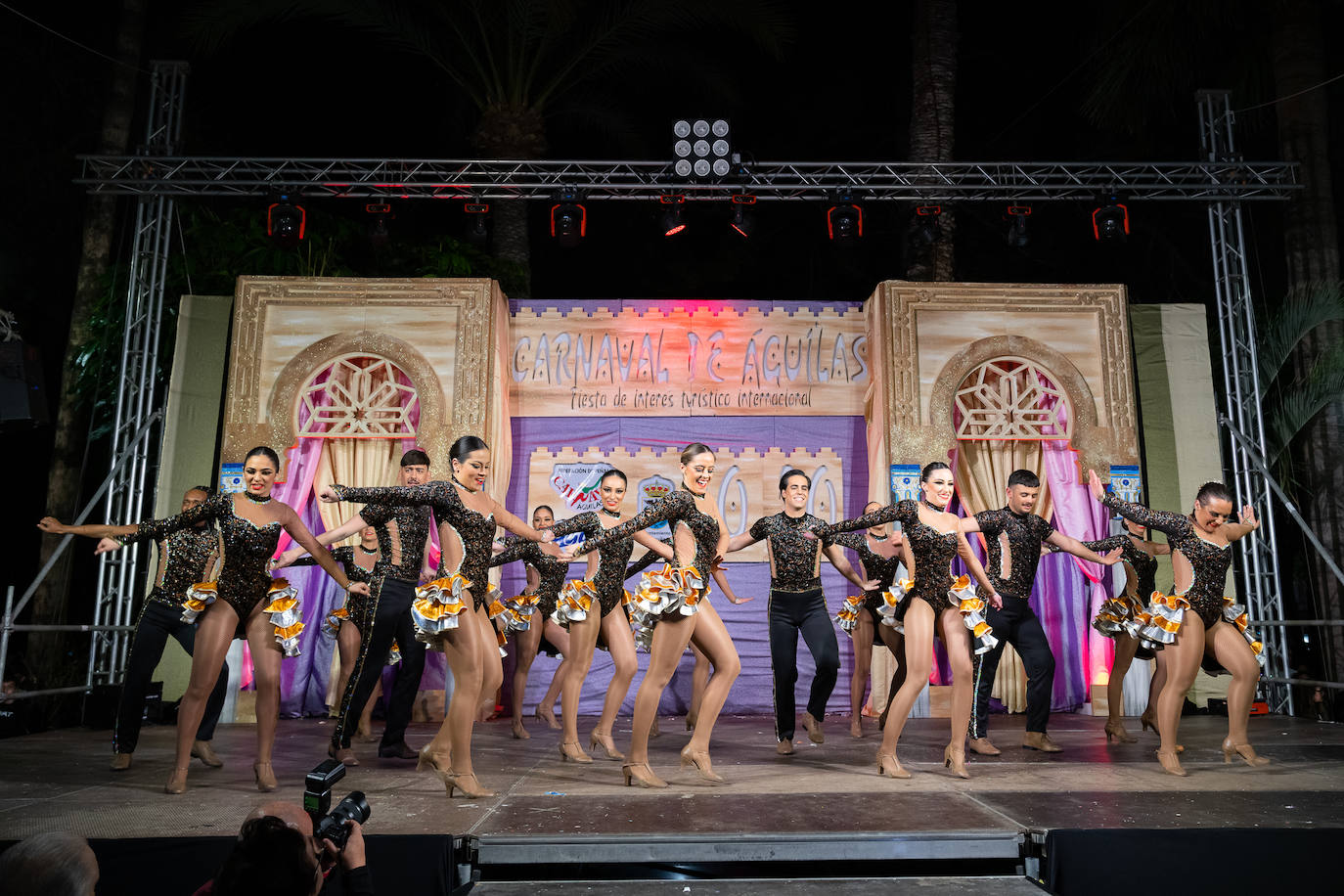 El actor Fernando Tejero se viste de juglar y relata en su pregón cómo habría sido su vida en Águilas: «Me perdí de chaval tener mis días de fútbol en El Rubial».