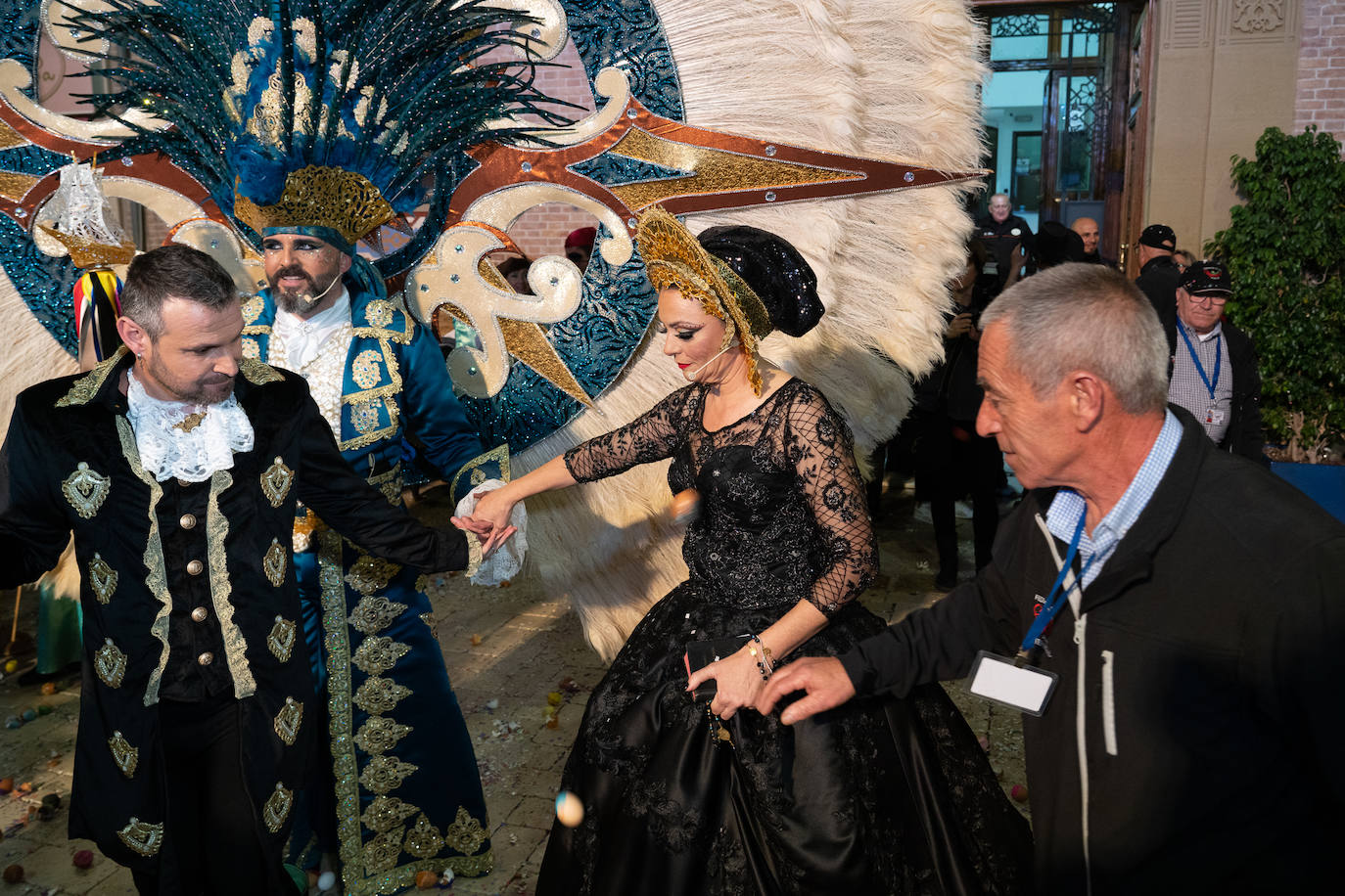 El actor Fernando Tejero se viste de juglar y relata en su pregón cómo habría sido su vida en Águilas: «Me perdí de chaval tener mis días de fútbol en El Rubial».