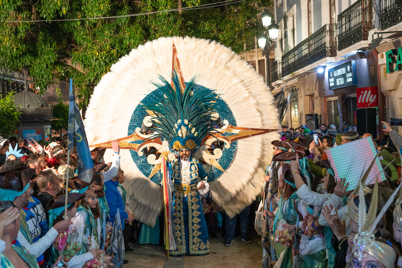 El actor Fernando Tejero se viste de juglar y relata en su pregón cómo habría sido su vida en Águilas: «Me perdí de chaval tener mis días de fútbol en El Rubial».