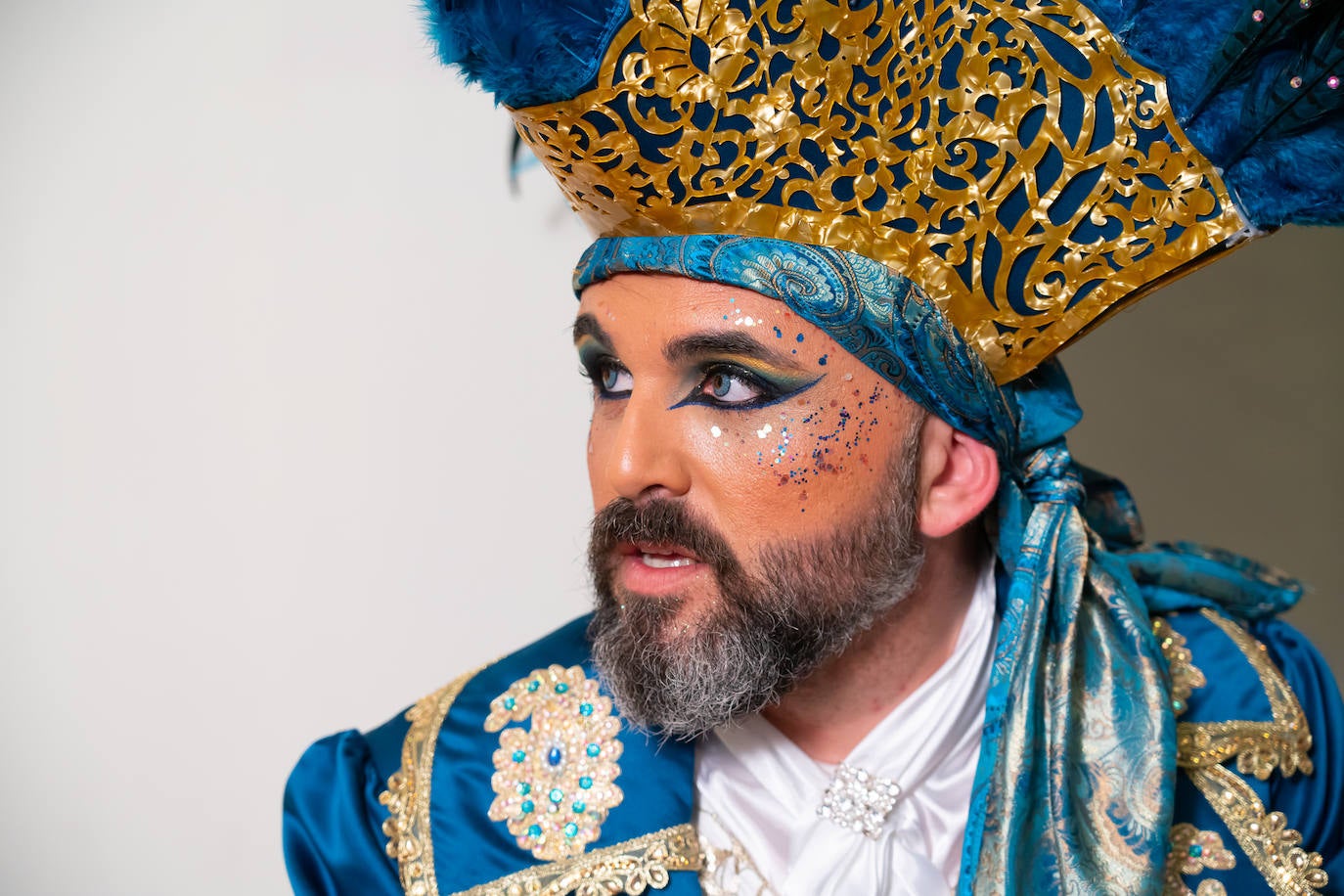 El actor Fernando Tejero se viste de juglar y relata en su pregón cómo habría sido su vida en Águilas: «Me perdí de chaval tener mis días de fútbol en El Rubial».