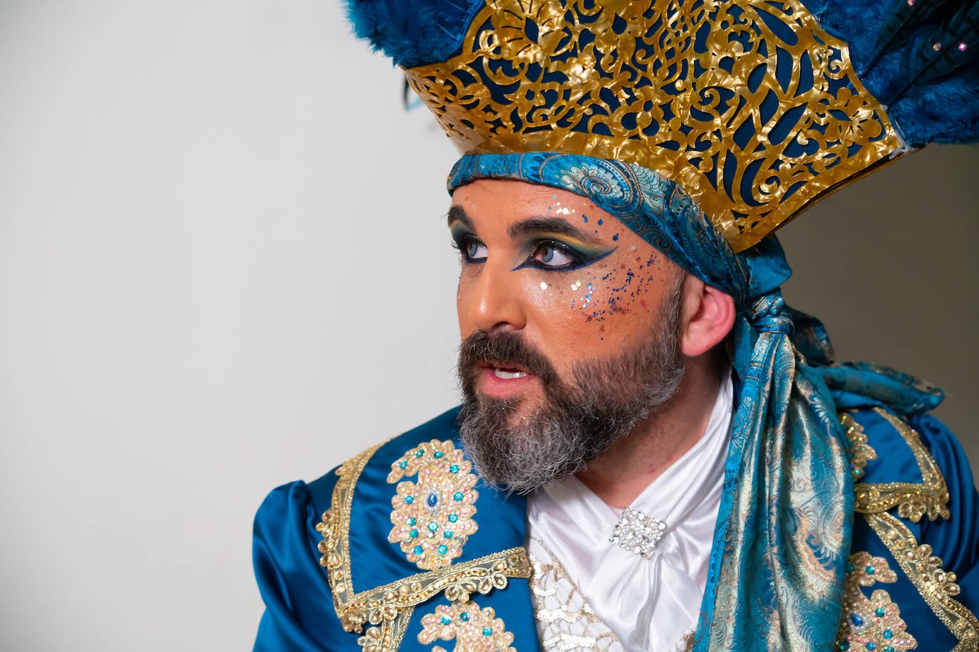 El actor Fernando Tejero se viste de juglar y relata en su pregón cómo habría sido su vida en Águilas: «Me perdí de chaval tener mis días de fútbol en El Rubial».