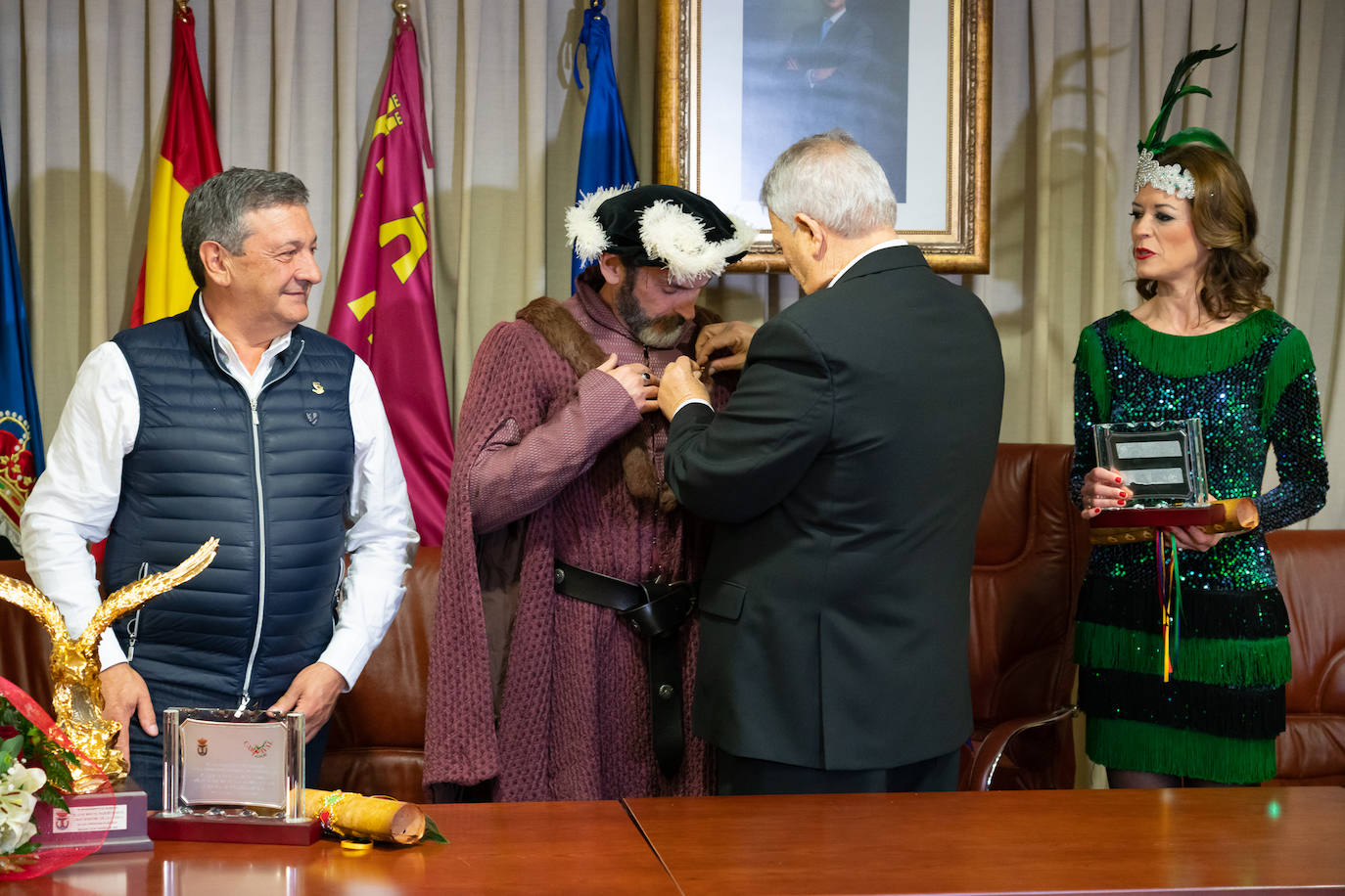 El actor Fernando Tejero se viste de juglar y relata en su pregón cómo habría sido su vida en Águilas: «Me perdí de chaval tener mis días de fútbol en El Rubial».