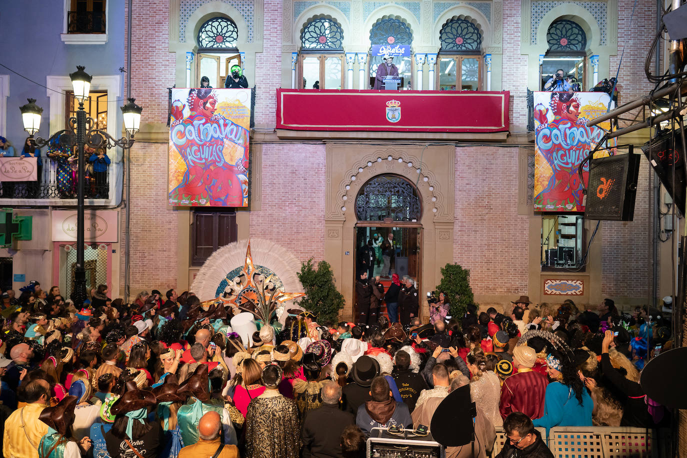 El actor Fernando Tejero se viste de juglar y relata en su pregón cómo habría sido su vida en Águilas: «Me perdí de chaval tener mis días de fútbol en El Rubial».
