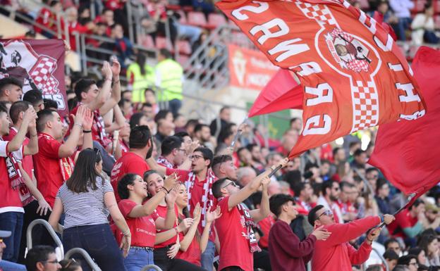 Galería. Miles de aficionados de ambos conjuntos aúpan el derbi murciano.