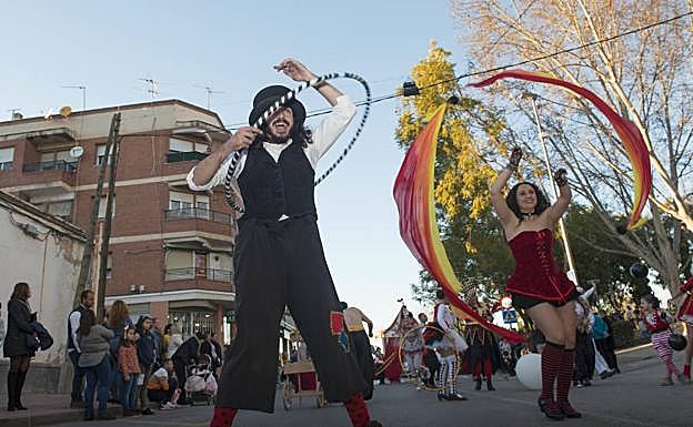 Galería. La chirigota abre el desfile de comparsas en Beniaján.