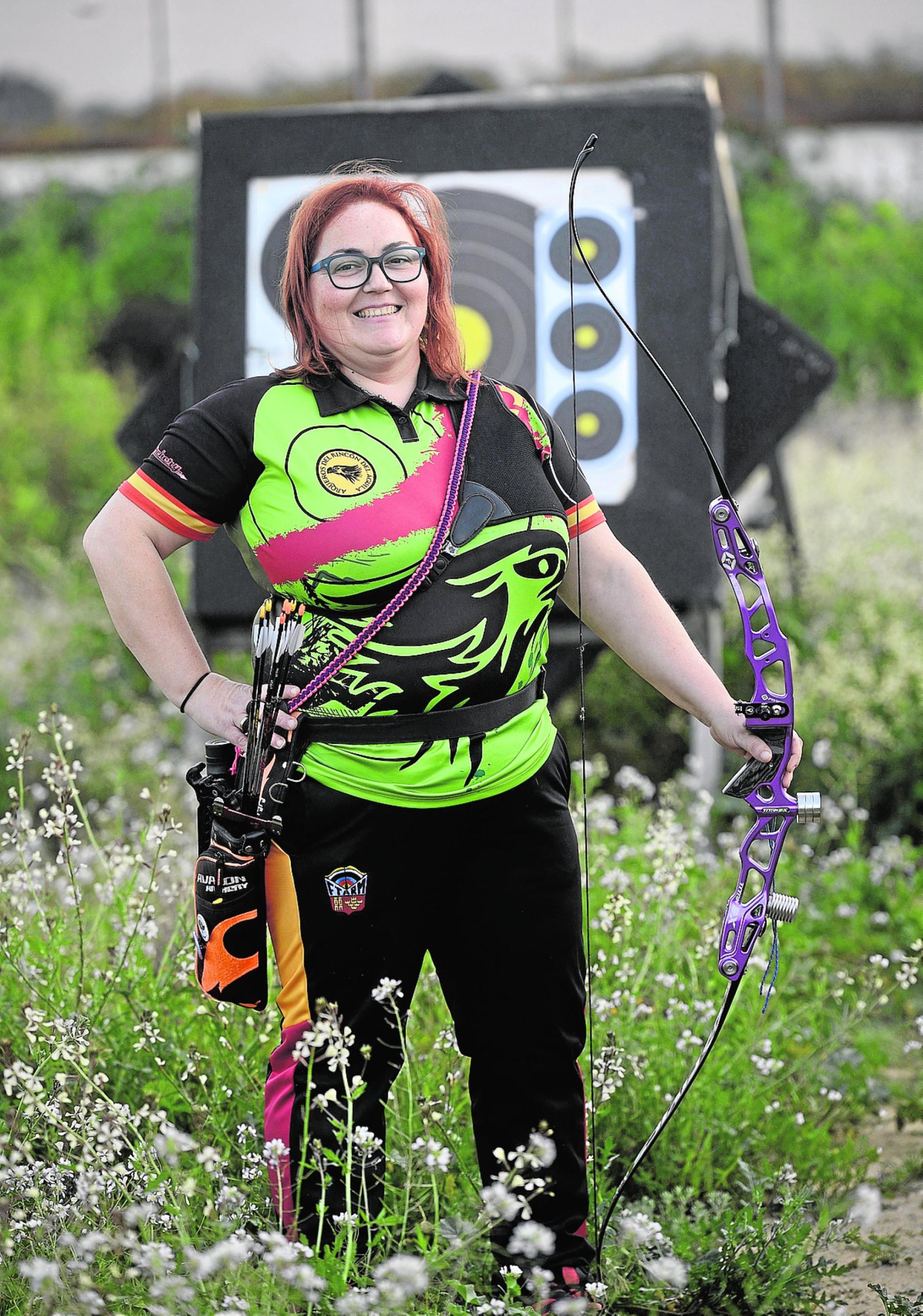 La arquera Mónica Puche posa en el polideportivo de Las Torres de Cotillas. 