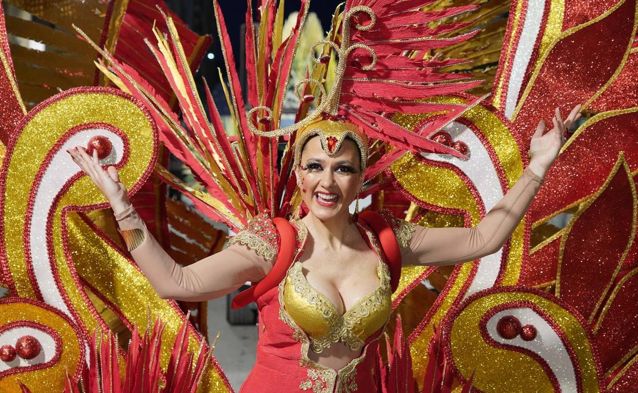 Alegría y color en la integrante de una de las comparsas que deslumbraron este domingo en el primer desfile del Carnaval de Águilas.