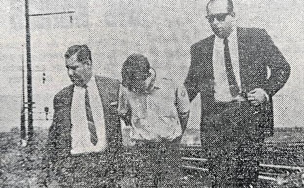 Dos policías arrestan a Eduardo, tras atracar dos sucursales en 1979.