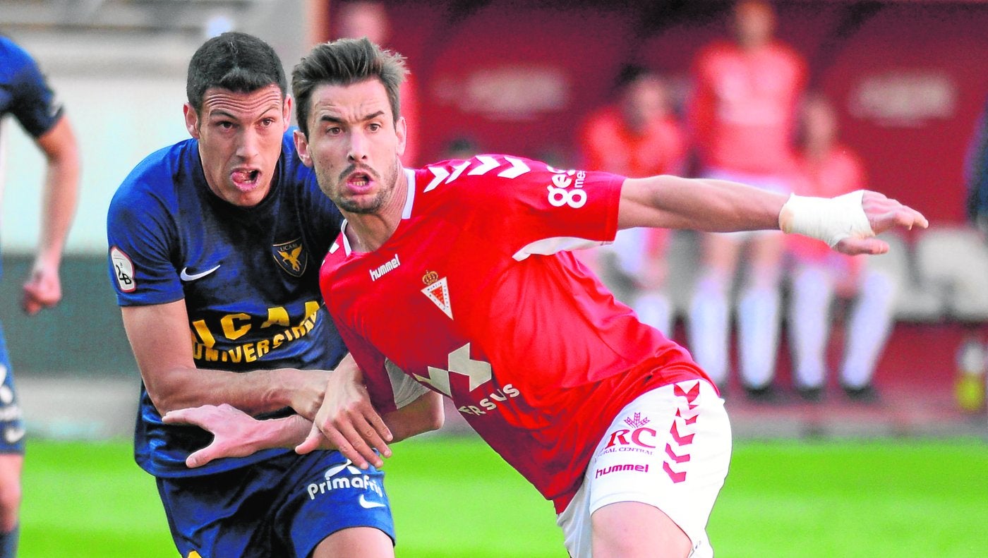 Albizua agarra a Chumbi en una de las jugadas del derbi de este domingo en el estadio Enrique Roca.